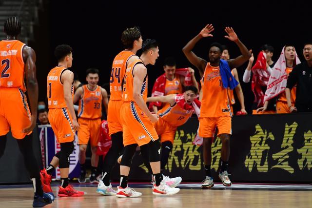 榜首大战上演21分惊天逆转!上海击败辽宁登顶