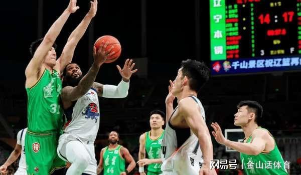 开云平台-坑爹啊!2米14内线2分0板,出现超低级失误,解说: 没一点攻击力